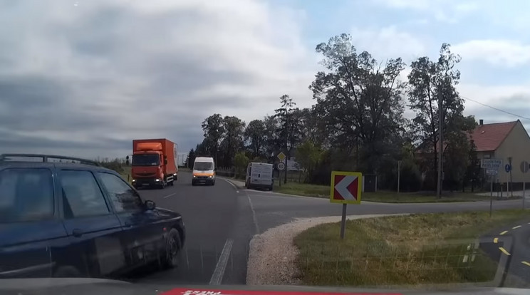 Az őrült sofőr az esetkocsival száguld szembe / Fotó: YouTube