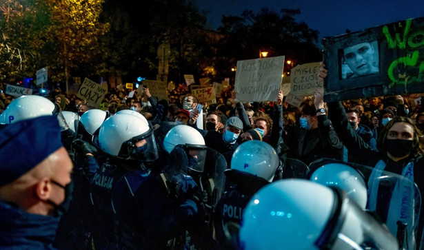 Policja zabezpiecza protest przeciwko decyzji Trybunału Konstytucyjnego w sprawie przepisów aborcyjnych w Katowicach