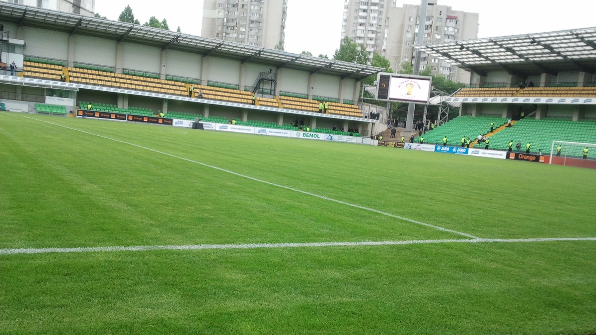 Ponad trzy godziny po obfitej, ale krótkotrwałej ulewie w Kiszyniowie nie ma już praktycznie śladu. Płyta na stadionie miejscowego Zimbru wygląda dobrze i nic nie powinno przeszkodzić w rozegraniu meczu. O godzinie 20.15 czasu polskiego Biało-Czerwoni zmierzą się z Mołdawią. Relacja "akcja po akcji" na Eurosport.Onet.pl.