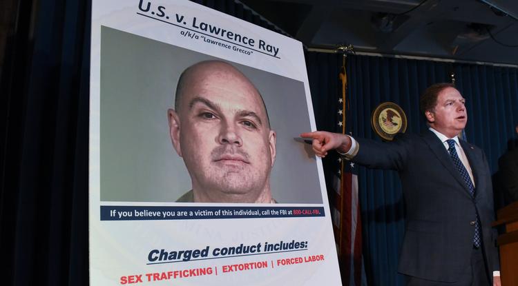 Geoffrey Berman amerikai ügyész bejelenti a Lawrence Ray elleni vádakat február 11-én New Yorkban.