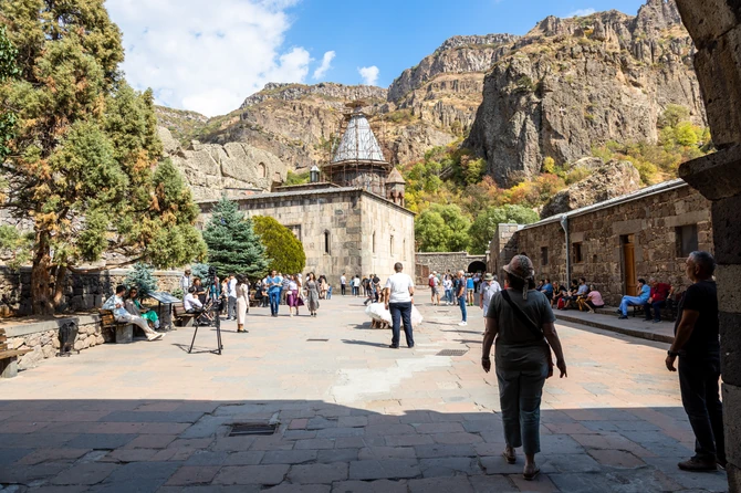 Jermenski manastir u steni vekovima privlači veliki broj hodočasnika