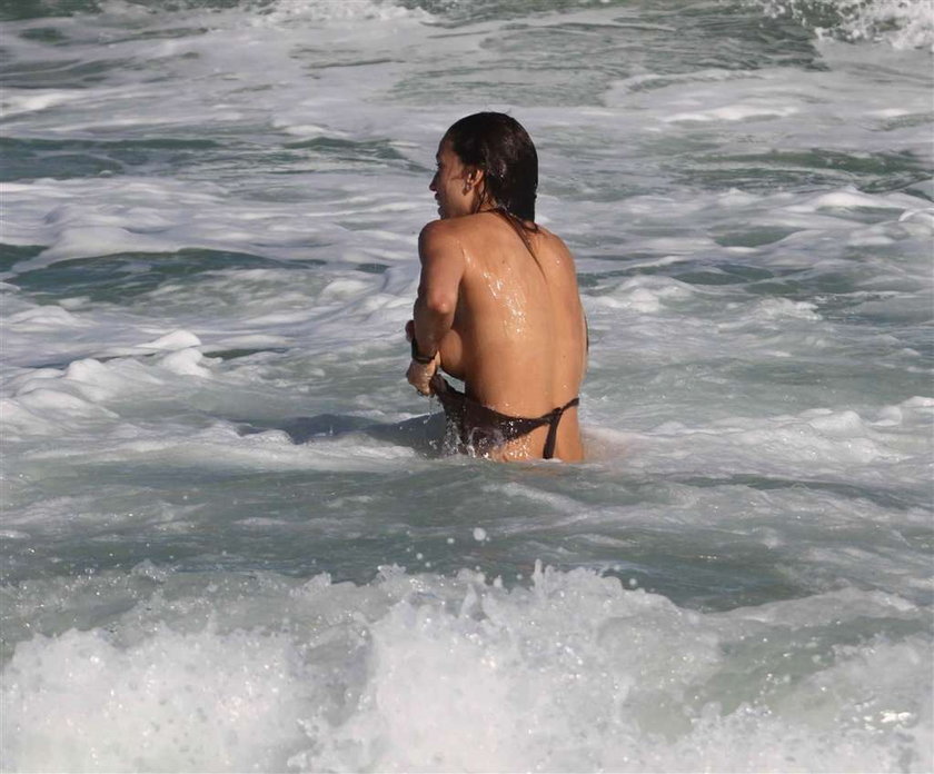 Claudia Galanti na plaży