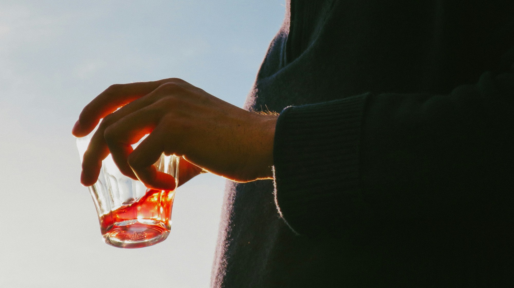 Pohár alkoholického nápoja s ľadom na barovom pulte. Nové vedecké výskumy naznačujú, že po vysadení alkoholu sa môžu postupne zlepšovať pamäť, koncentrácia aj kvalita spánku. Rozsiahla genetická analýza zároveň spochybňuje predstavu, že malé množstvo alkoholu chráni mozog pred demenciou. (Ilustračný obrázok)