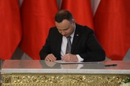 Warszawa, 30.01.2018. Prezydent Andrzej Duda podpisuje ustawę z dnia 10 stycznia 2018 r. o ograniczeniu handlu w niedziele i święta oraz niektóre inne dni, 30 bm. w Pałacu Prezydenckim w Warszawie. (awa) PAP/Rafał Guz