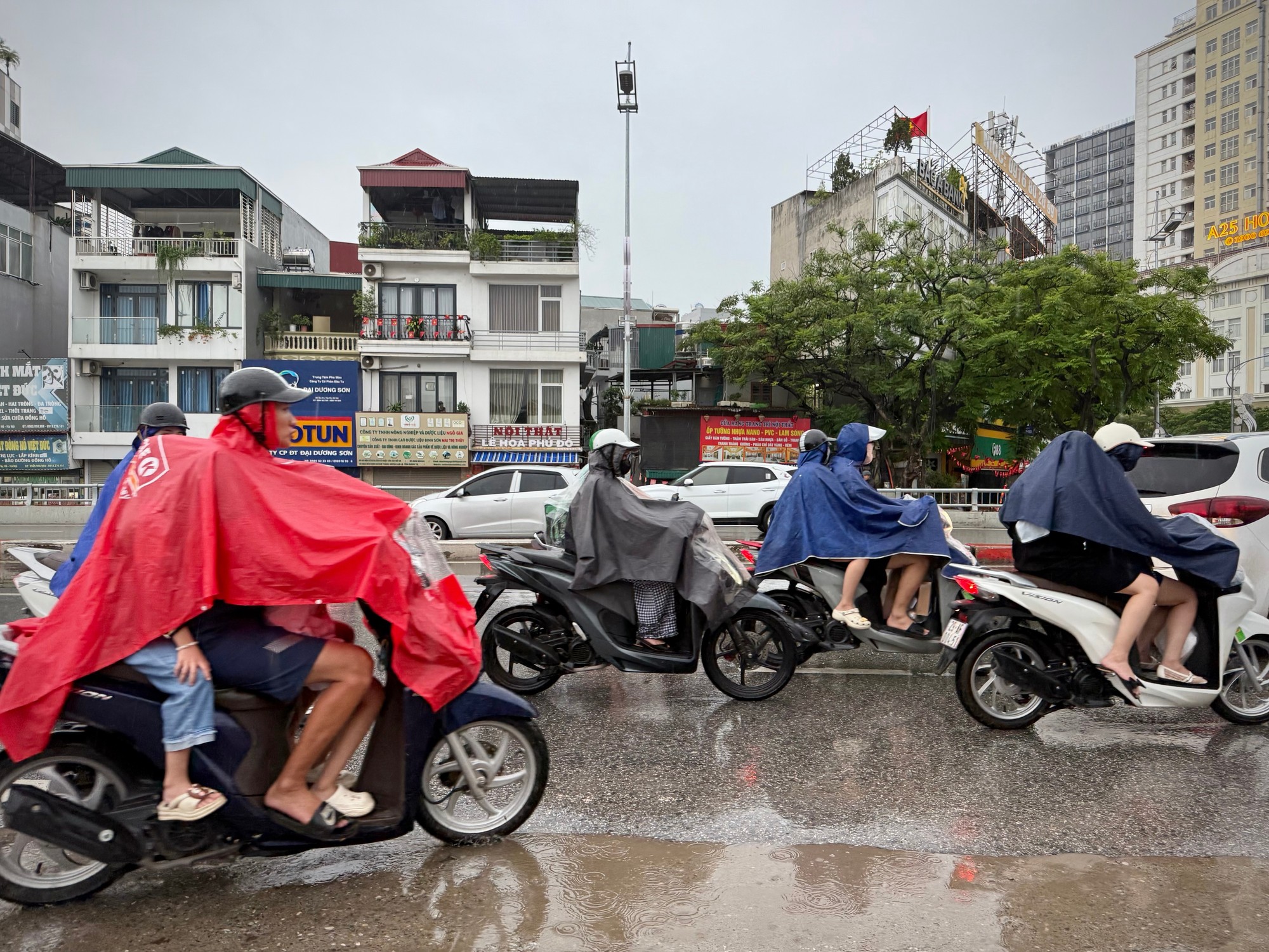 Územie Vietnamu zasiahol tajfún Bualoi.