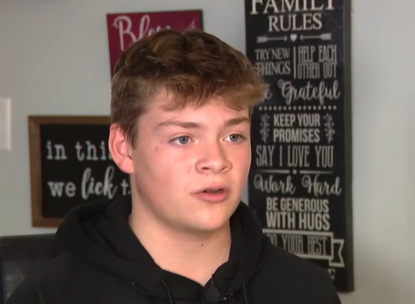 Spoločnosť jej robí aj jej mladší brat SJ.