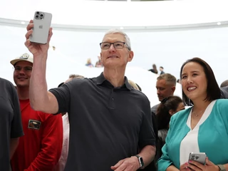 Tim Cook, CEO Apple, prezentuje nowego iPhone'a 15