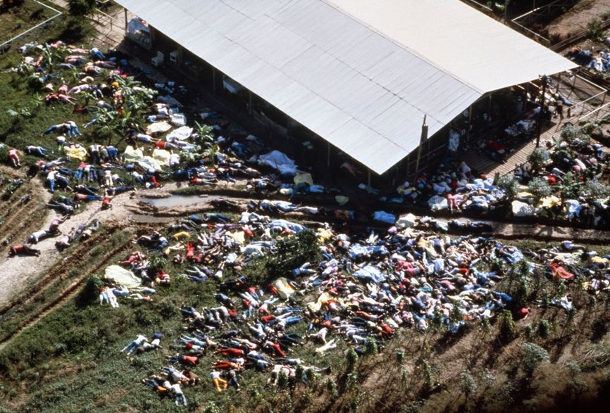 Krajobraz po masakrze w Jonestown z lotu ptaka. Zginęło wtedy 909 osób