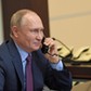 Prezydent Rosji Władimir Putin rozmawia przez telefon