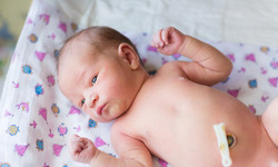 Pielęgnacja pępka u noworodka - czego nie stosować i jak dbać?