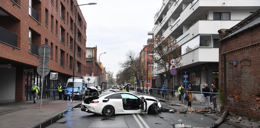 Policyjny pościg ulicami Warszawy. Mercedes zderzył się z innym autem i wylądował na ścianie budynku. Są ranni