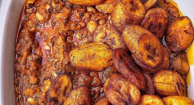 Beans stew with fried plantain