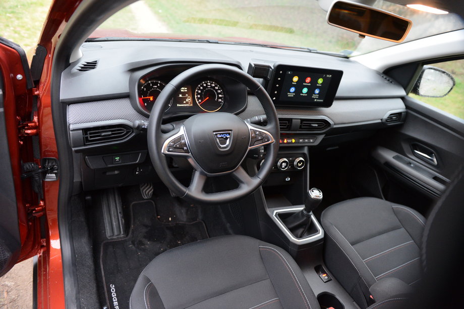 Dacia Jogger LPG ma uporządkowany, prosty kokpit. Nie ma tu zbędnych gadżetów.