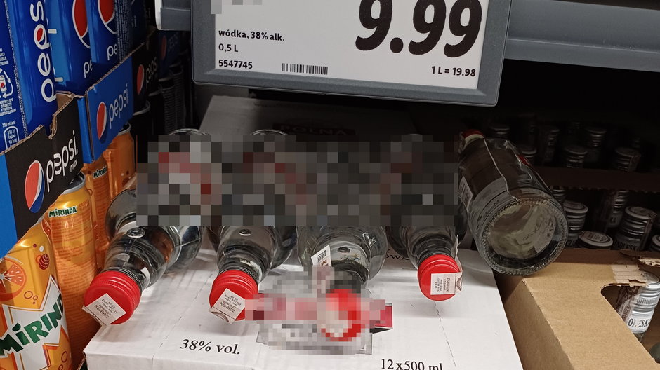Lidl oferuje półlitrowe butelki wódki za 9,99 zł, zaś Biedronka nawet w cenie 8,99 zł.
