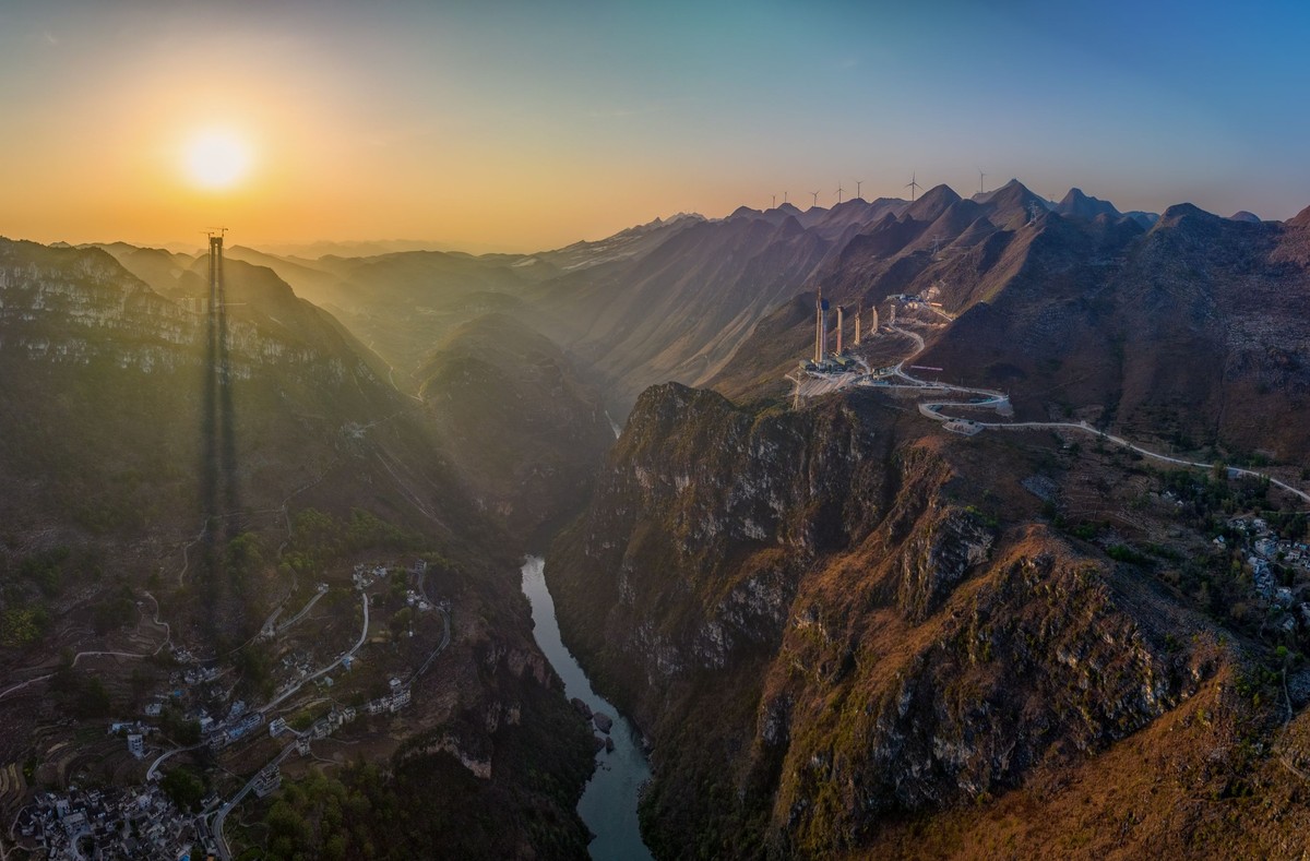 Tego lata w Chinach zostanie otwarty Huajiang Grand Canyon Bridge, najwyższy most świata