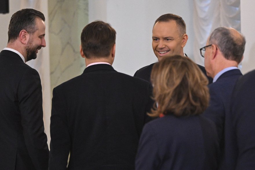 Włodzimierz Czarzasty (tyłem po prawej) i Karol Nawrocki