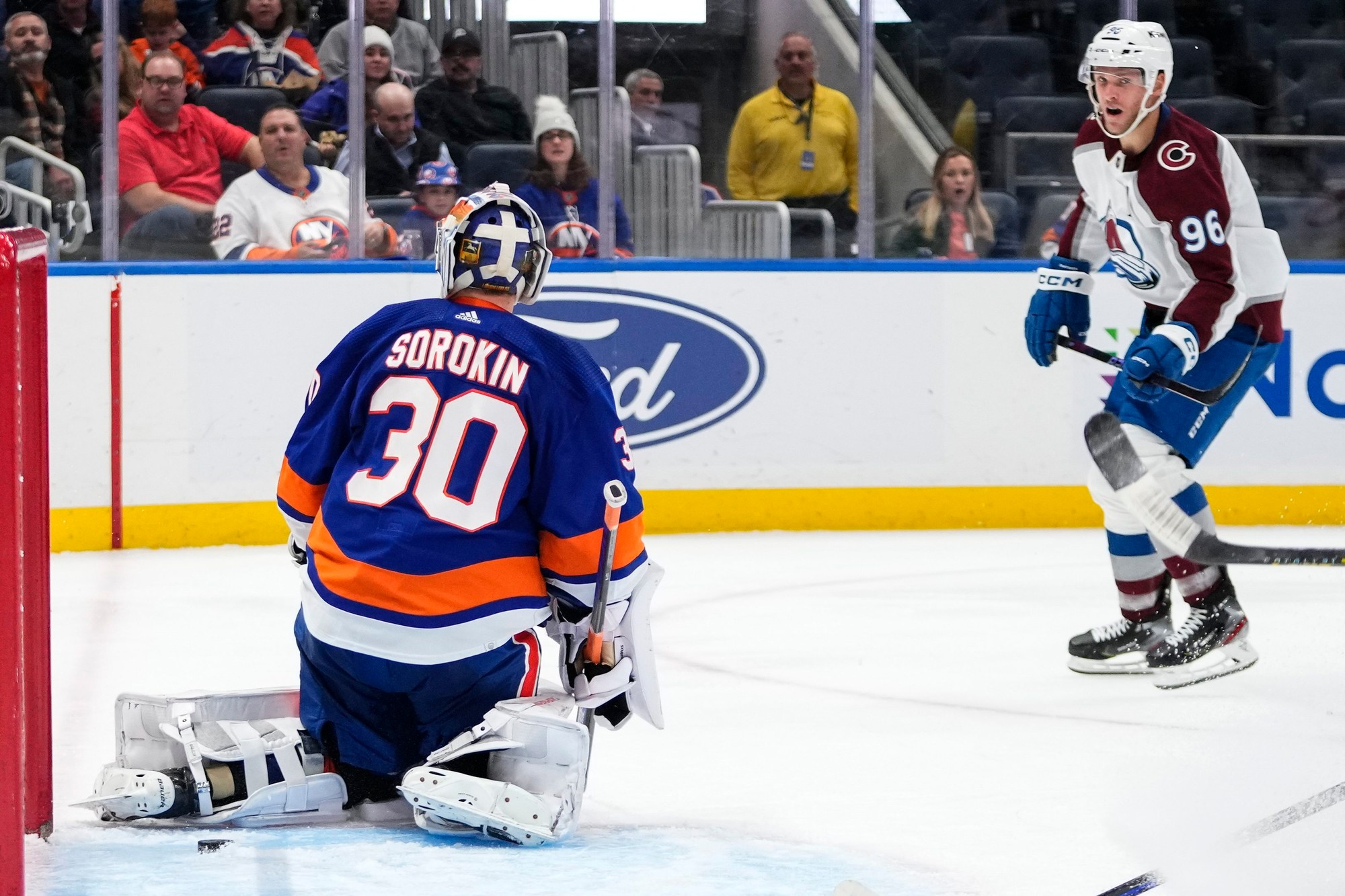 Mikko Rantanen (Colorado Avalanche) a brankár NY Islanders Ilya Sorokin.