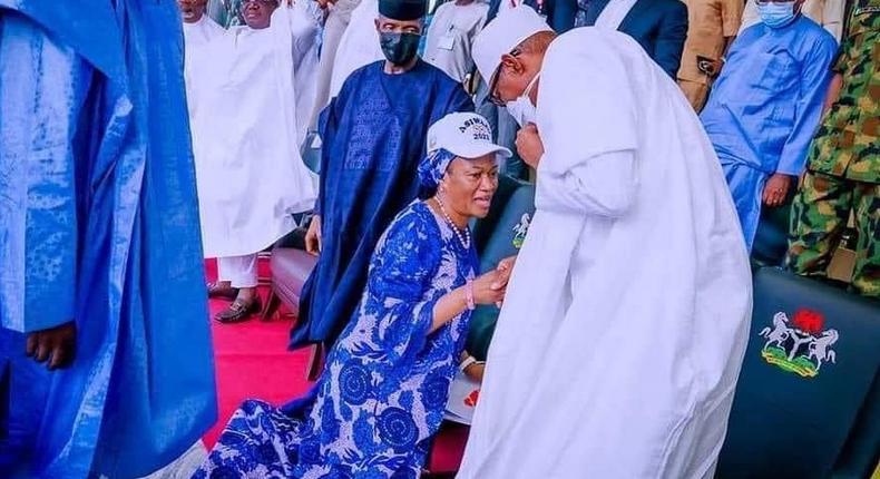 Remi Tinubu kneels to greet Muhammadu Buhari [The Cable]
