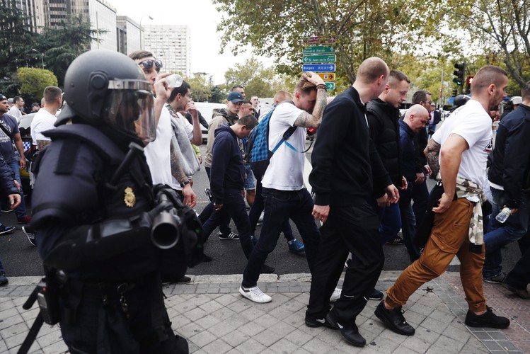 Kibice Legii znów narobili wstydu w Europie. Bili się z hiszpańską policją przed meczem z Realem