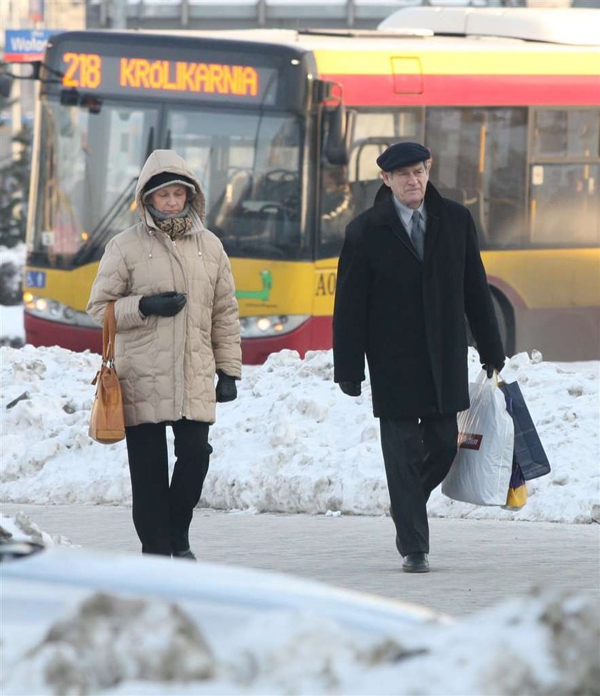 J23 na zakupach. Kloss wraca z zakupów tramwajem