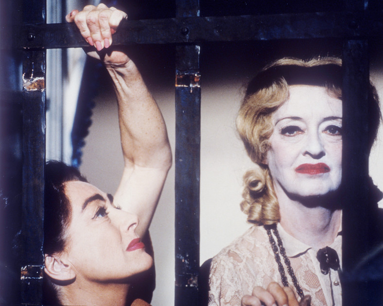 "Co się zdarzyło Baby Jane?" - kadr z filmu. Na zdjęciu: Joan Crawford i Bette Davis