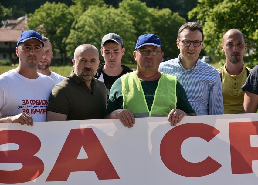 Petković i Radoičić kod Ljiga sa grupom momaka iz Leposavića i Severne MItrovice 