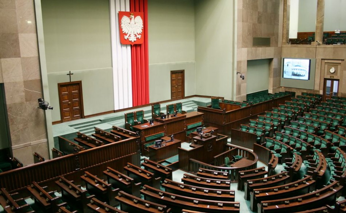 KO traci, PiS zyskuje. Co się dzieje z polską sceną polityczną? [SONDAŻ]