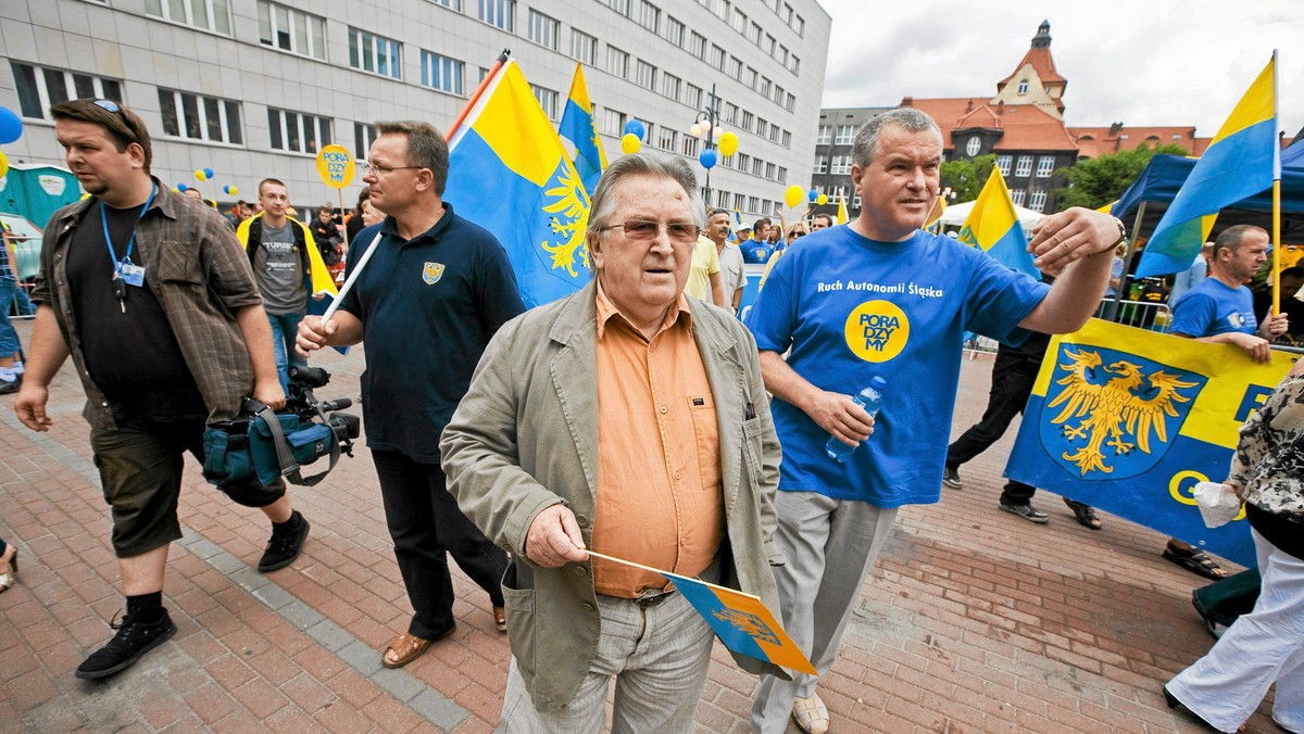 Za przejaw śląskiej samorządności uznał reżyser i poseł Kazimierz Kutz zorganizowane  przez Ruchu Autonomii Śląska (RAŚ) prareferendum w Pszyczynie ws. przywrócenia przedwojennej śląskiej autonomii. Kutz ocenił, że w kontekście wysuwanej przez Ruch idei śląskiej autonomii szermuje się pojęciem "autonomia" jako czymś niebezpiecznym. - To jest idiotyzm odziedziczony po komunistach - uznał reżyser wskazując, że autonomią jest, a przynajmniej powinna być, każda gmina.