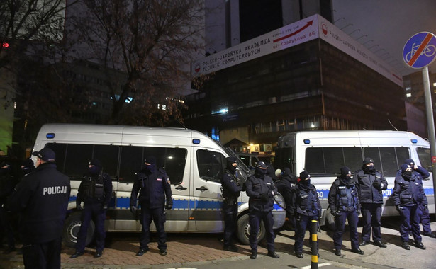 Funkcjonariusze policji podczas demonstracji przeciwko zaostrzeniu prawa aborcyjnego PAP/Radek Pietruszka