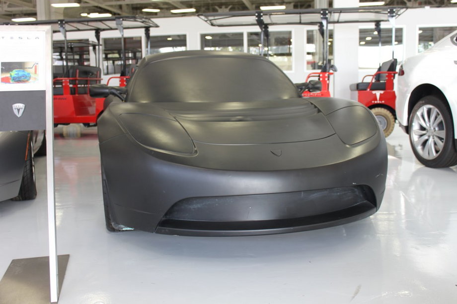 Wśród nich stoi m.in. makieta Tesli Roadster z kompozytu drewna i tworzywa sztucznego wykorzystywana podczas testów w tunelach aerodynamicznych...