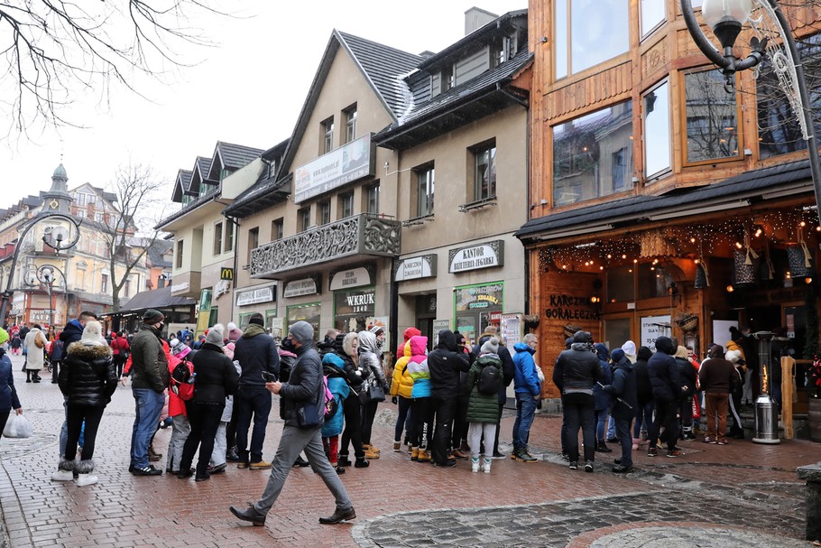 Zakopane, 23.01.2021. Kolejka chętnych przed wejściem do jednej z restauracji na Krupówkach w Zakopanem. Pomimo obostrzeń związanych z pandemią, restauracja została otwarta, a lokal działa w reżimie sanitarnym.