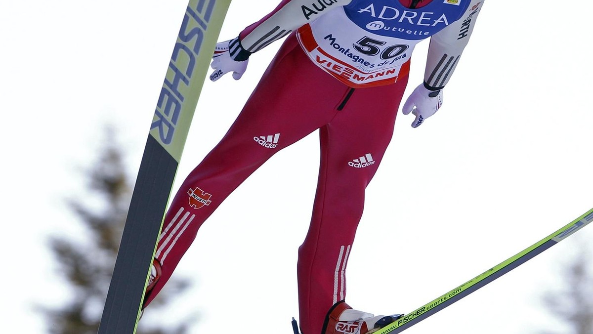 Eric Frenzel prowadzi na półmetku rywalizacji w kombinacji norweskiej podczas mistrzostw świata w narciarstwie klasycznym w Oslo. Niemiec fantastycznie spisał się na skoczni Midtstubakken i rezultatem 109,5 m ustanowił nowy rekord obiektu.