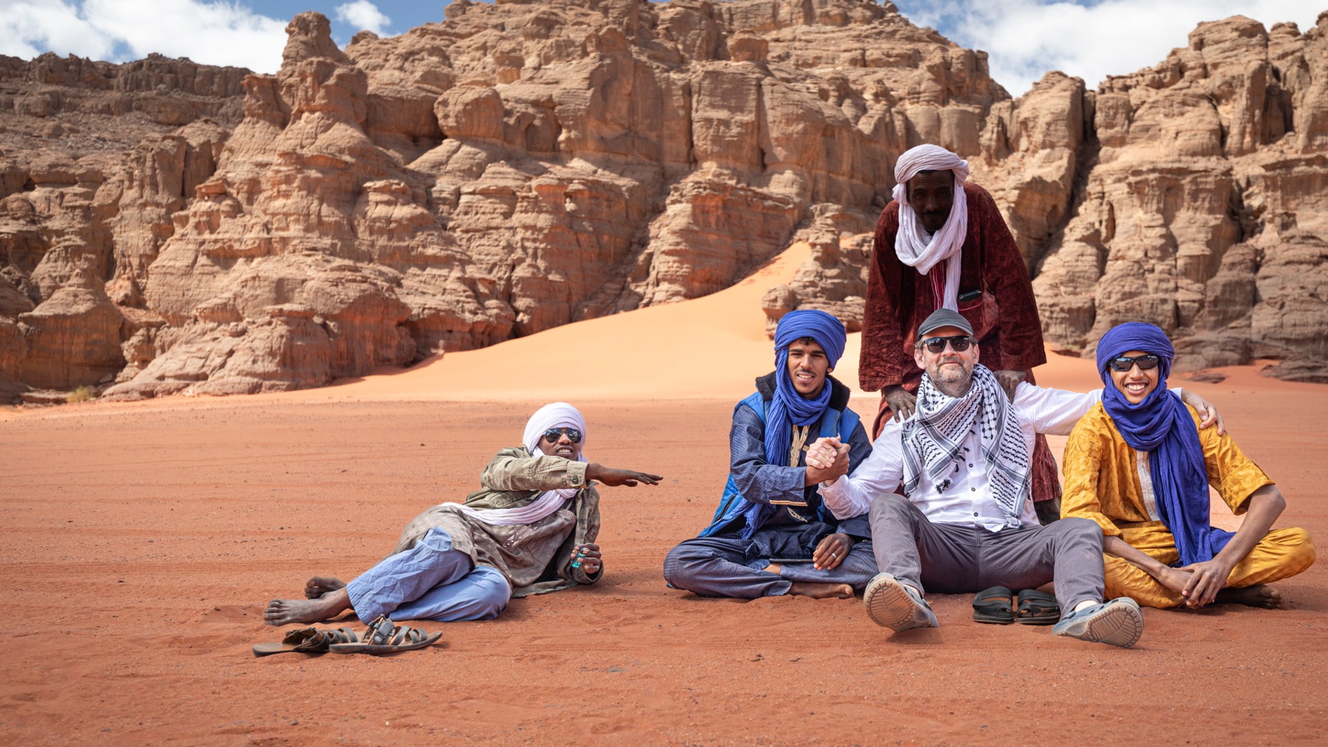 Autor z członkami tuareskiego zespołu Ì mâśĺan ňašsof i kierowcą Ibrahimem (stoi w środku) w parku narodowym Tasili n-Azdżar