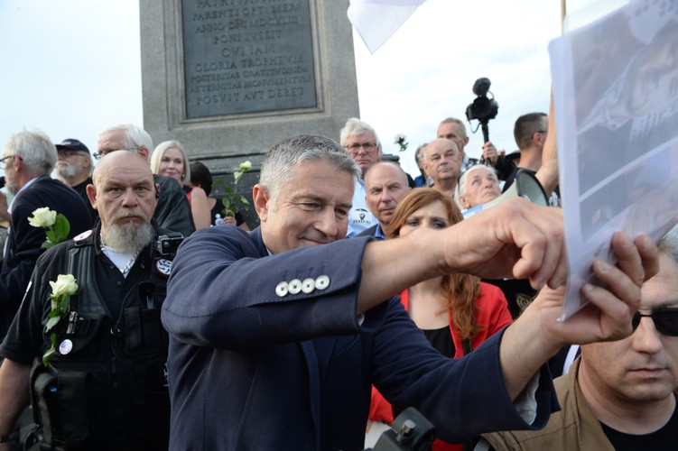 Uczestnicy kontrmanifestacji -wśród nich były opozycjonista Władysław Frasyniuk