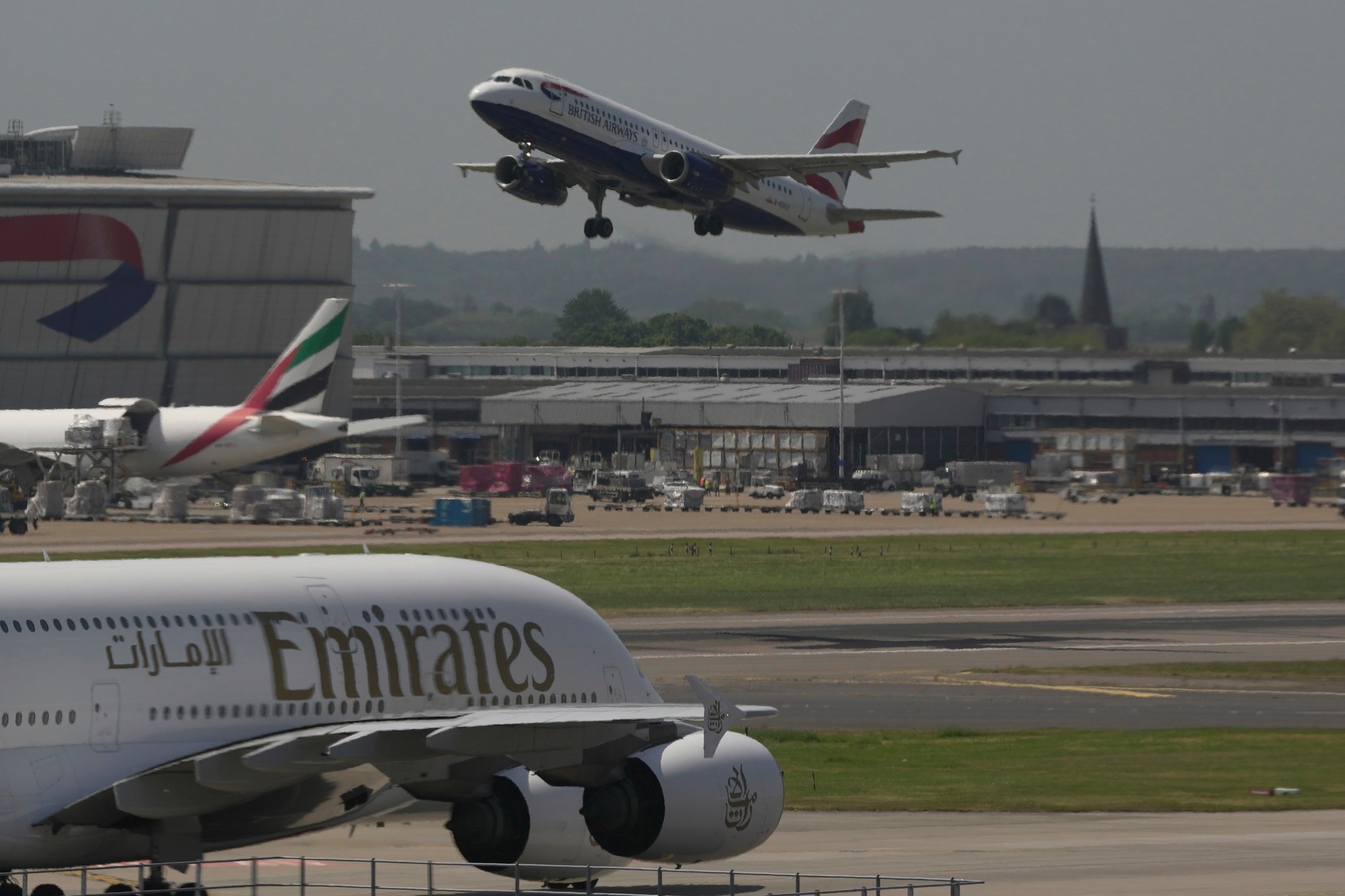 Meškania zasiahli londýnske letisko Heathrow.