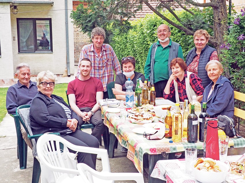 Čeha u Srbiji ima tek oko 2.000 (pretpostavlja se da je broj njihovih potomaka veći od 10.000), ali su veoma agilna zajednica s obzirom na taj broj
