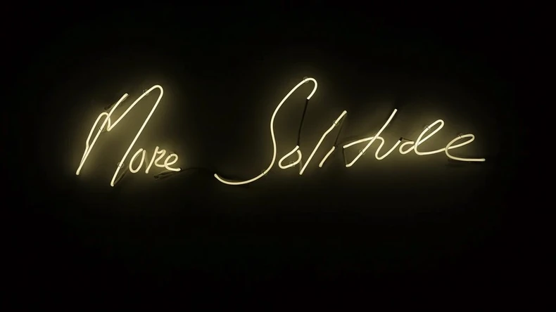 Neonski rad Trejsi Emin „Još samoće" (2014) ukazuje na temu usamljenosti | Foto: Trejsi Emin/Zbirka Mišel Kenedi i Ričarda Tajlera