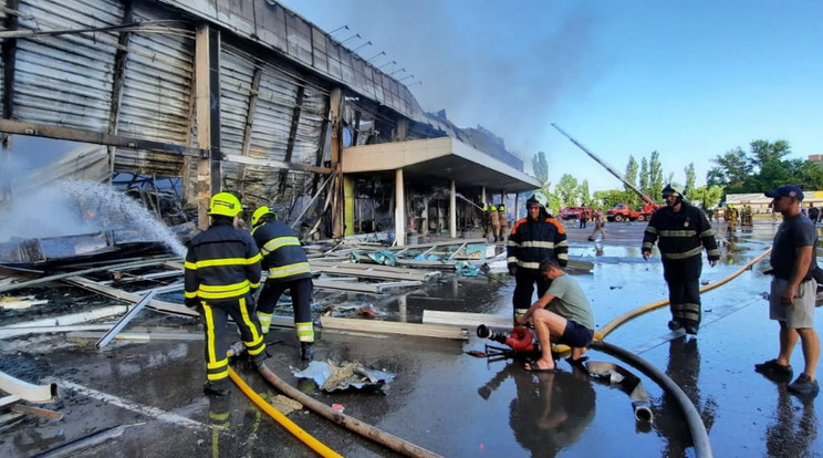 Bevásárlóközpontot ért rakétatalálat Ukrajnában /Fotó: MTI/EPA/STATE EMERGENCY SERVICE OF UKRAINE