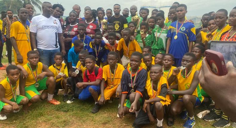 Hans Nunuoo Sarpei: Ghana midfielder donates to pupils in Jamestown