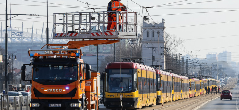 Zerwana trakcja w centrum Warszawy. Ruch tramwajów na Al. Jerozolimskich wstrzymany