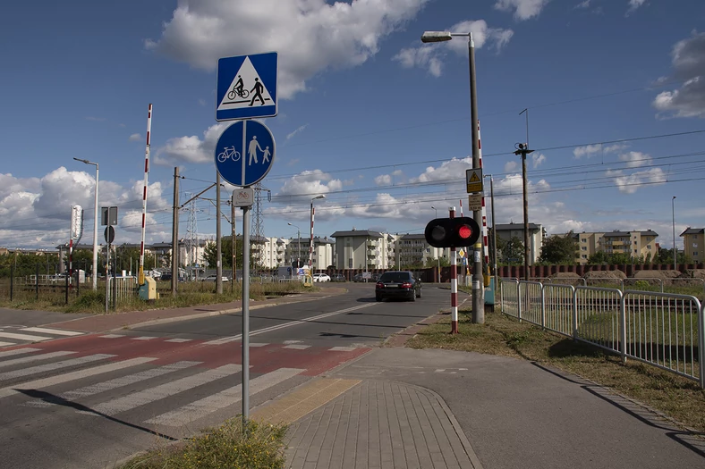 Szlaban właśnie otwarty, sygnalizator wciąż miga. Kierowca "pojechał za dwa tysiące"