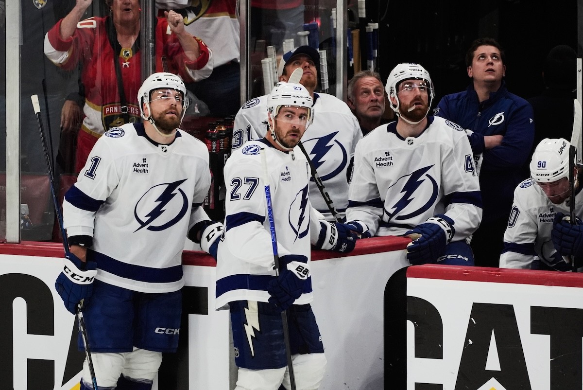 Slovenský hokejista Erik Černák (Tampa Bay Lightning) so spoluhráčmi. 