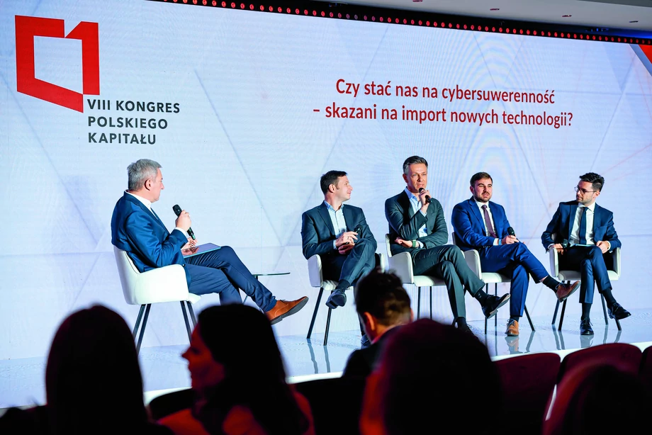 W debacie na temat tego, czy Polska jest gotowa na cybersuwerenność, udział wzięli (od lewej): Paweł Zielewski („Forbes” Polska), Aleksander Łaszek (Deloitte), Sergiusz Borysławski (Data Walk), Bartłomiej Straszak (DBR77) oraz Paweł Strawiński („Forbes” Polska).