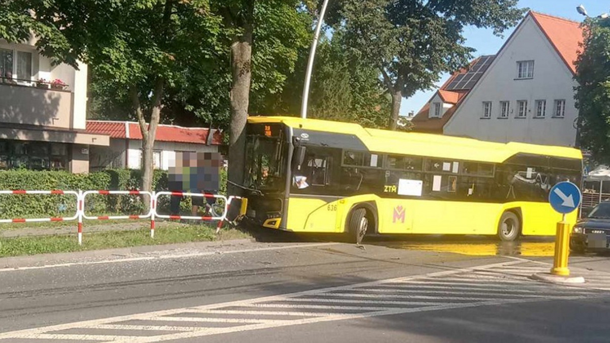 Autobus miejski roztrzaskał się na drzewie. Groźny wypadek w Mysłowicach