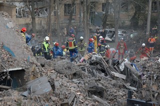 Atak rakietowy na Kijów. Wzrosła liczba ofiar śmiertelnych, trwa akcja ratunkowa