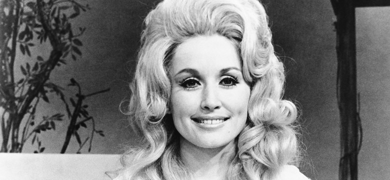 Powrót legendarnej blondynki. Dolly Parton ma 68 lat, wygląda na 40! [ZDJĘCIA]