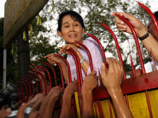 13 listopada 2010 - zwolennicy przed domem birmańskiej opozycjonistki Aung San Suu Kyi, zwolnionej z aresztu domowego