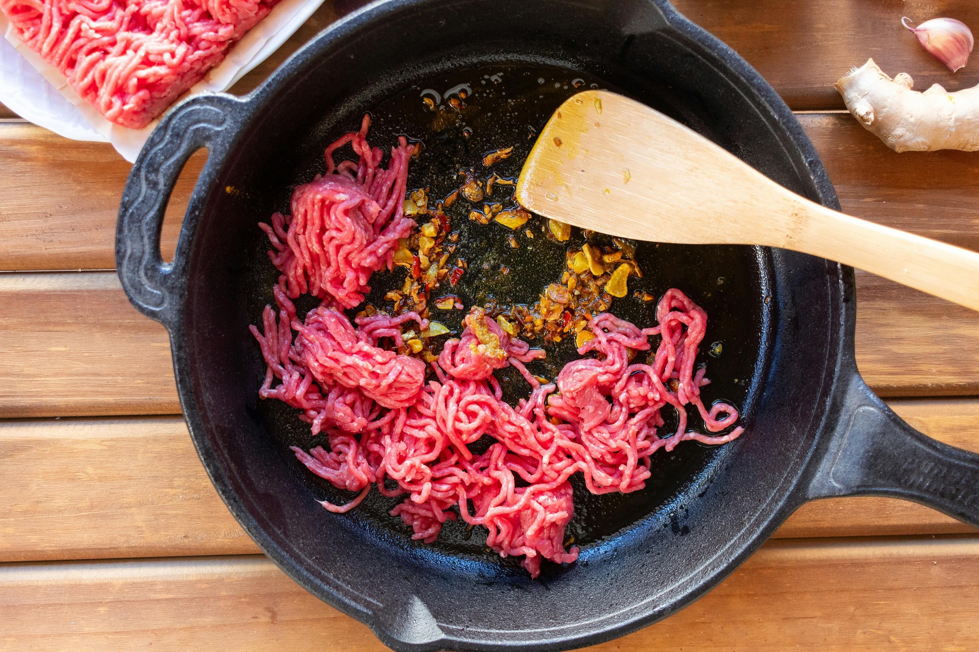 Pozor na umývanie mäsa pred smažením na oleji.