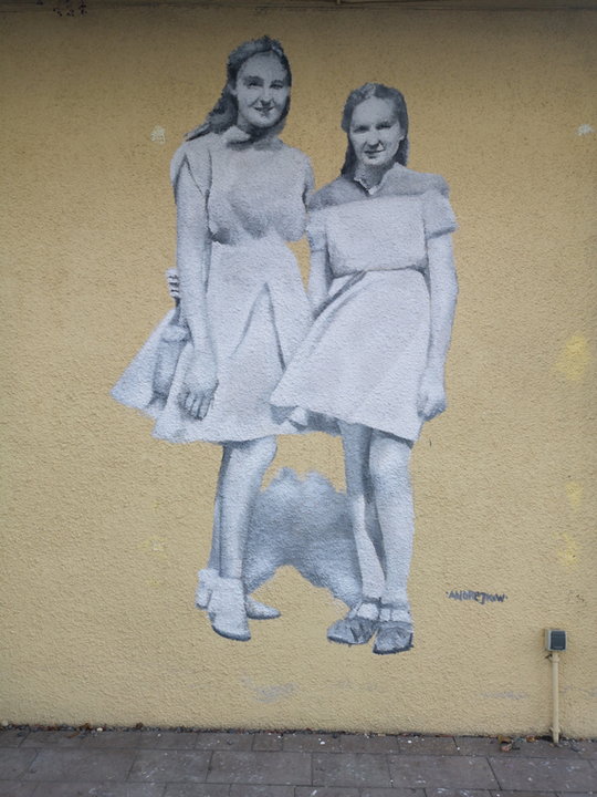 Mural z dwiema siostrami. Arkadiusz Andrejkow wzorował się na starej fotografii