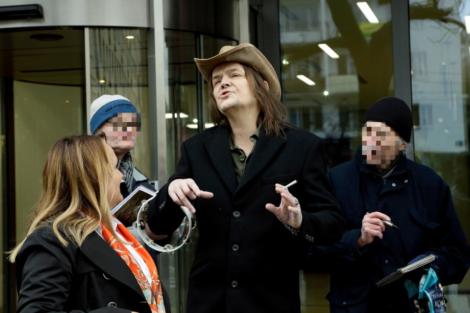 Robert Gawliński z żoną i synem pod studiem "DD TVN" - Muzyka